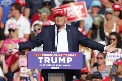 El expresidente estadounidense Donald Trump habla ante la multitud poco antes de sufrir un atentado este sábado durante un mitin en la localidad de Butler, en Pensilvania. EFE/EPA/DAVID MAXWELL