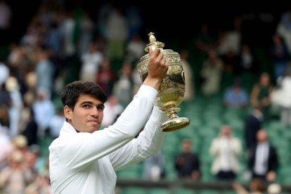 Carlos Alcaraz levanta el trofeo de ganador de Wimbledon, el segundo ya para el tenista español en su carrera. Y seguido.