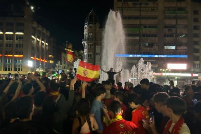 Los aficionados acceden a la fuente de Santo Domingo