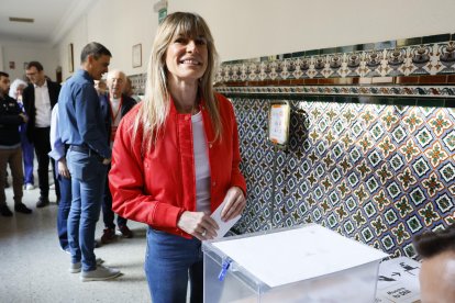 Antonio Camacho, abogado de Begoña Gómez, mujer del presidente del Gobierno, Pedro Sánchez, a las puertas de los juzgados de plaza de Castilla, donde este lunes el juez que investiga a Begoña Gómez, tomará declaración al empresario Juan Carlos Barrabés, testigo clave en la causa y quien comparecerá por videoconferencia debido a su estado de salud, aunque su testimonio no tendrá carácter de prueba preconstituida y por lo tanto no tendrá que acudir la investigada.EFE/ Sergio Perez