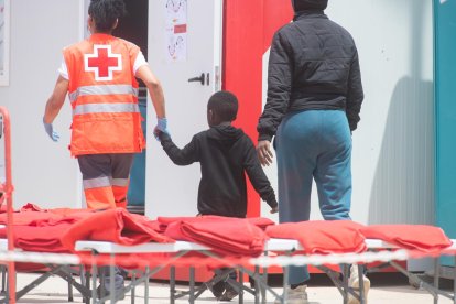 Imagen de archivo de un niño rescatado con un grupo de inmigrantes por Salvamento Marítimo de una embarcación y trasladado a un puerto de Canarias. EFE/Carlos de Saá