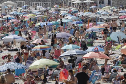 Imagen de archivo de cientos de bañistas en la playa de Silgar, en Sanxenxo (Pontevedra). EFE/ Lavandeira