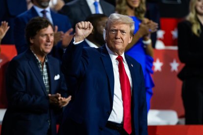 El expresidente de EE.UU., Donald Trump (2017-2021) (i) y candidato por el partido republicano a la Presidencia de EE.UU., participa durante la convención nacional en Milwaukee (EE.UU.). EFE/EPA/JIM LO SCALZO