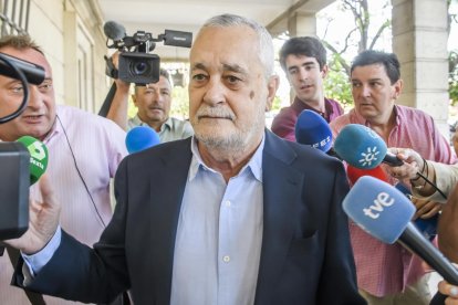 GRAFAND1778. SEVILLA, 18/05/2023.- El expresidente de la Junta de Andalucía José Antonio Griñán, llegando a la Audiencia de Sevilla. EFE/ Raúl Caro.