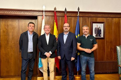 Imagen de la firma del nuevo convenio en el Ayuntamiento de Ponferrada.