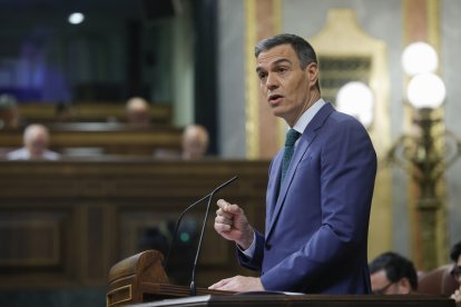 El presidente del Gobierno, Pedro Sánchez, en la tribuna del Congreso. EFE/ Zipi Aragon