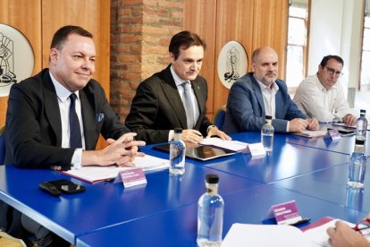 El director de la Real Cátedra Gaudí de la Universidad Politécnica de Catalunya, Galdric Santana, y el director general de la Fundación Obra Social Castilla y León, José María Viejo, presentan el proyecto para la declaración de Patrimonio de la Humanidad a la obra de Antonio Gaudí.