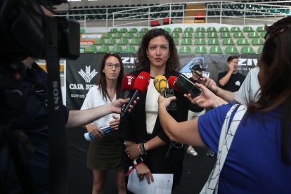 Lidia Coca, en primer término, con la concejala de Deportes.