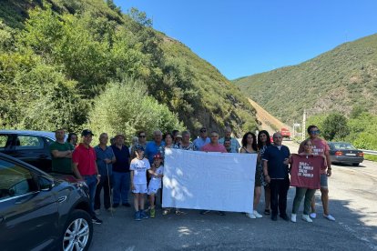 Protesta de los barrios de Las Eras y El Puente Romano de Páramo por el acceso a la CL-631.