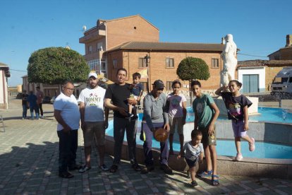 De izquierda a derecha: Abderrahim Ammar, Saïd Dahbi, Rachid Elarboi y Hassan Nbigua posan junto a niños del pueblo.