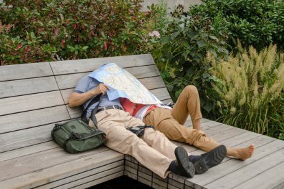 Dos turistas exhaustos debido a su ritmo de actividades.