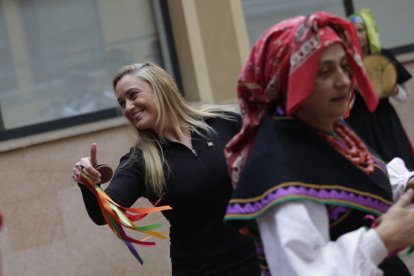 Sofía, directora de la agrupación de bailes de la Casa de León en México, perfecciona bailes del folclore leonés en el Museo de la Emigración Leonesa.