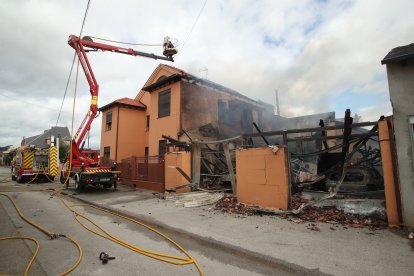 Un incendio iniciado en el garaje arrasa una vivienda en Cacabelos.