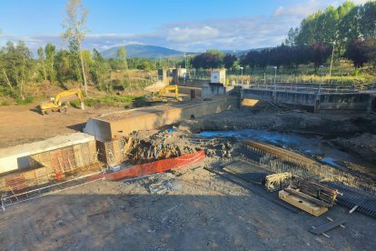 Obras de Endesa en el azud del río Boeza en Bembibre.