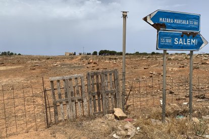 Fotografía de archivo de áreas de pastos secas en la zona de Sicilia occidental, la isla italiana más grande y poblada del Mediterráneo, inmersa en una sequía sin precedentes que está llevando a la agonía la agricultura y la ganadería, claves en su economía.- EFE/ Joan Mas Autonell