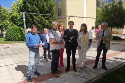 El consejero, acompañado de la alcaldesa de San Andrés del Rabanedo y el delegado territorial, visitó el barrio de Pinilla.