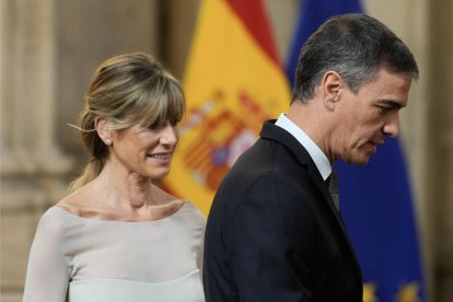 Fotografía de archivo (19/06/2024), del presidente del Gobierno, Pedro Sánchez, junto a su mujer Begoña Gómez, a su llegada a un acto público. EFE/Borja Sánchez-Trillo