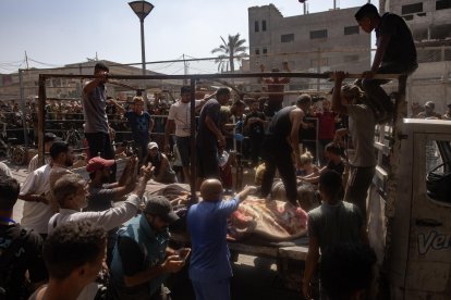 Palestinos heridos en un ataque israelí al este de Jan Yunis llegan al hospital Nasser, en el sur de la Franja de Gaza, el 22 de julio de 2024.EFE/EPA/HAITHAM IMAD