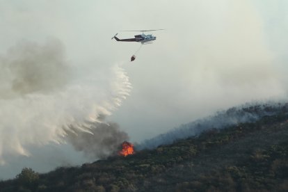 Uno de los helicópteros que participó en la extinción del fuego en Valdecañada el 3 de octubre de 2019