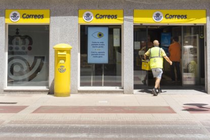 Imagen de archivo de una oficina de Correos en Mahón (Menorca). EFE/David Arquimbau Sintes