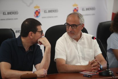 Ramón, en la rueda de prensa, con el alcalde de Torre y consejero de la institución.