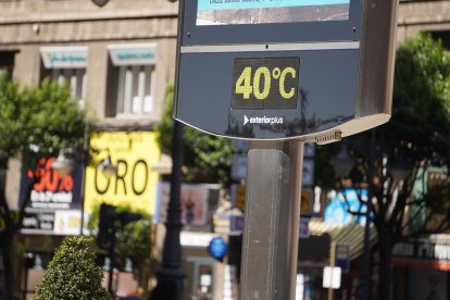 Un termómetro de la capital durante una jornada de calor en una imagen de archivo.