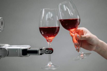 Brindis con vino entre humano y máquina.