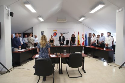 Minuto de silencio por las víctimas de la violencia machista, este martes, en el Pleno del Consejo.