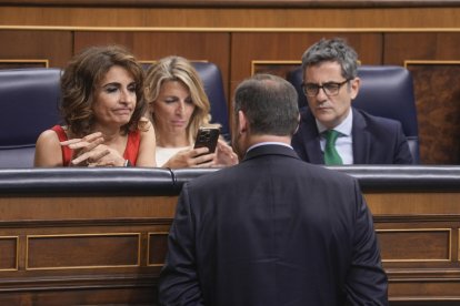 (De izq-dcha) La vicepresidenta primera y ministra de Hacienda y Función Pública, María Jesús Montero, la vicepresidenta segunda, Yolanda Díaz, y el ministro de Justicia, Félix Bolaños, conversan con el diputado José Luis Ábalos durante el pleno del Congreso de los Diputados celebrado este martes. EFE/Borja Sánchez-Trillo