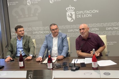 El concejal de Ferias y Mercados de Valencia de Don Juan, Ángel Pérez, el vicepresidente de la Diputación, Roberto Fernández, y el presidente de la DO León, Rafa Blanco.