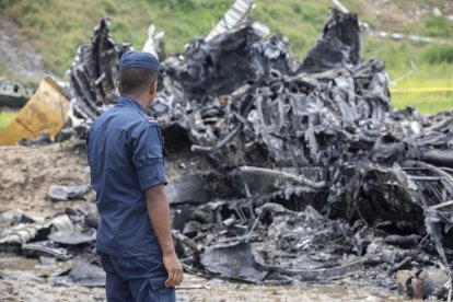 Los restos de un avión estrellado mientras se realizan operaciones de rescate en el Aeropuerto Internacional Tribhuvan de Katmandú, Nepal, 24 de julio de 2024. Según un comunicado de la Autoridad de Aviación Civil de Nepal (CAAN), un avión de Saurya Airlines que se dirigía de Katmandú a la ciudad turística de Pokhara y que transportaba a 19 personas se estrelló durante el despegue en el aeropuerto internacional de Tribhuvan. Se recuperaron los cuerpos de 18 personas y un herido fue trasladado al hospital. EFE/EPA/NARENDRA SHRESTHA