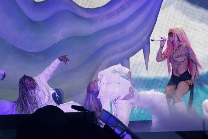 La cantante y compositora colombiana Karol G actuando en el Santiago Bernabéu. EFE / J.P.Gandul.