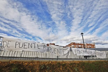 Una de las pancartas por el soterramiento en Trobajo.