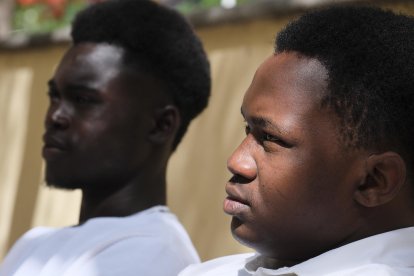 Los jóvenes migrantes Mor Mbengue (i), de Senegal, y Brehima Niakate (d), de Mali, cuentan a EFE su experiencia tras abandonar el centro de menores al cumplir los 18 años y sus expectativas en España tras llegar a Canarias en cayuco. EFE/Alberto Valdés