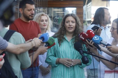 Ester Muñoz, junto a Silvia Franco, este jueves, en la estación de trenes de León.