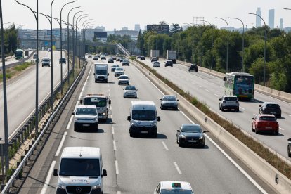 Imagen de varios vehículos circulando por la A-2 a la salida de Madrid. EFE/ J.P. Gandul