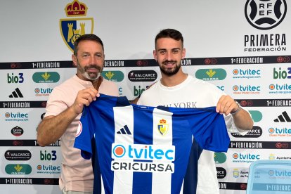 José Luis Cortés, presentado como nuevo jugador de la SD Ponferradina.