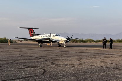 Fotografía donde se observa el avión privado en el que fueron transportados Ismael 'el Mayo' Zambada y Joaquín Guzmán López, en un aeropuerto privado, este 25 de julio de 2024 en Santa Teresa, Nuevo México (Estados Unidos). EFE/ César Contreras