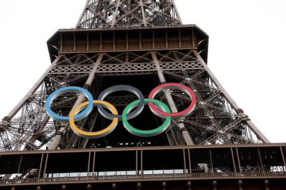 Los aros olímpicos en la Torre Eiffel