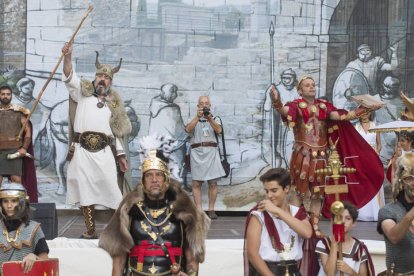 Recibimiento del César en los Astures y Romanos de Astorga. F. Otero Perandones.