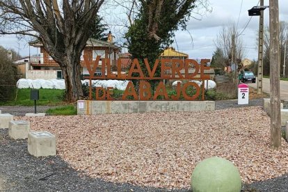 Plaza en el acceso a Villaverde de abajo. DL