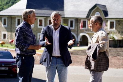 El presidente de las Cortes, Carlos Pollán, asiste a la localidad leonesa de Sabero en visita institucional