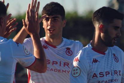 Los jugadores de la Cultural celebran uno de los goles marcados a La Virgen del Camino.