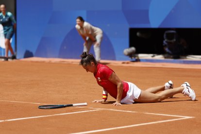 La tenista española Sara Sorribes cae durante su partido de primera ronda individual femenina de los Juegos Olímpicos de París 2024 contra la checa Barbora Krejcikova. EFE/ Juanjo Martín