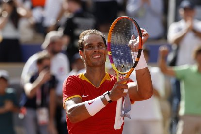 El tenista español Rafael Nadal celebra tras vencer al húngaro Marton Fucsovics en la primera ronda individual masculina de los Juegos Olímpicos de París 2024 en la pista Philippe-Chatrier del complejo de tenis Roland Garros, este domingo en París, Francia. EFE/ Juanjo Martín