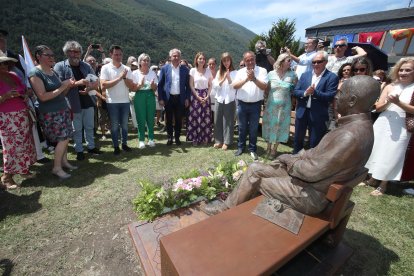 La estatua de Vicente Díaz, rodeada de vecinos y personalidades en el acto de homenaje celebrado este domingo en Peranzanes.