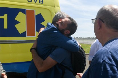 El presidente de la Xunta, Alfonso Rueda (i), recibe a los seis españoles que sobrevivieron al naufragio del 'Argos Georgia' tras aterrizar en el aeródromo militar de Santiago de Compostela procedentes de las Islas Malvinas. EFE/Xunta de Galicia/ Mónica Arcay Carro SOLO USO EDITORIAL/ SOLO USO PERMITIDO PARA ILUSTRAR LA NOTICIA QUE ACOMPAÑA/ (CRÉDITO OBLIGATORIO)