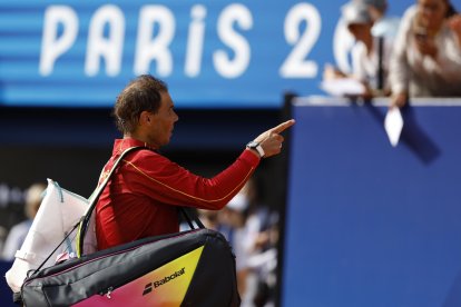 El tenista español Rafael Nadal celebra tras vencer al húngaro Marton Fucsovics en la primera ronda individual masculina de los Juegos Olímpicos de París 2024 en la pista Philippe-Chatrier del complejo de tenis Roland Garros, este domingo en París, Francia. EFE/ Juanjo Martín