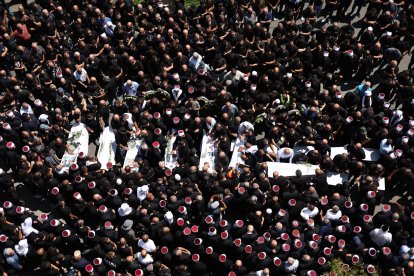 Imagen del funeral de los jóvenes muertos en un ataque desde el Líbano en la aldea de Majdal Shams, en los Altos del Golán ocupados por Israel el 28 de julio de 2024. EFE/EPA/ATEF SAFADI