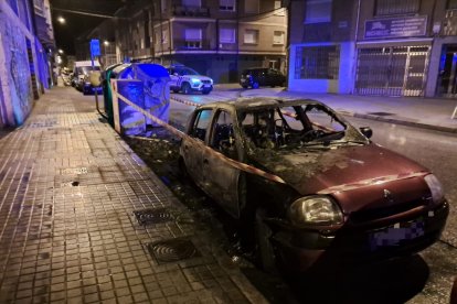 Estado en el que quedó uno de los dos coches calcinado por la quema de un contenedor de basura que tenía al lado.